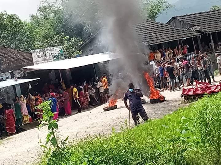 बालकको ज्यान गएपछि सिन्धुलीको ओम शान्ति अस्पताल तनावग्रस्त, ठूलो संख्यामा प्रहरी परिचालन (भिडियोसहित)
